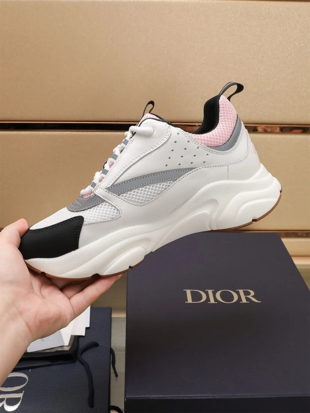 Men's shoes 💰P460💰【Dior】Dior✨ is online at the same time👏 This casual sneaker is a new product in the series and continues Di*r's classic style. The upper is made of original mesh and cow leather, with a two-color textured outsole, and the brand's iconic details on the rear collar and heel to enhance the style. Fashionable and versatile. Wear it with jeans or slacks for a casual look. Size: 38-44 (45 customized)